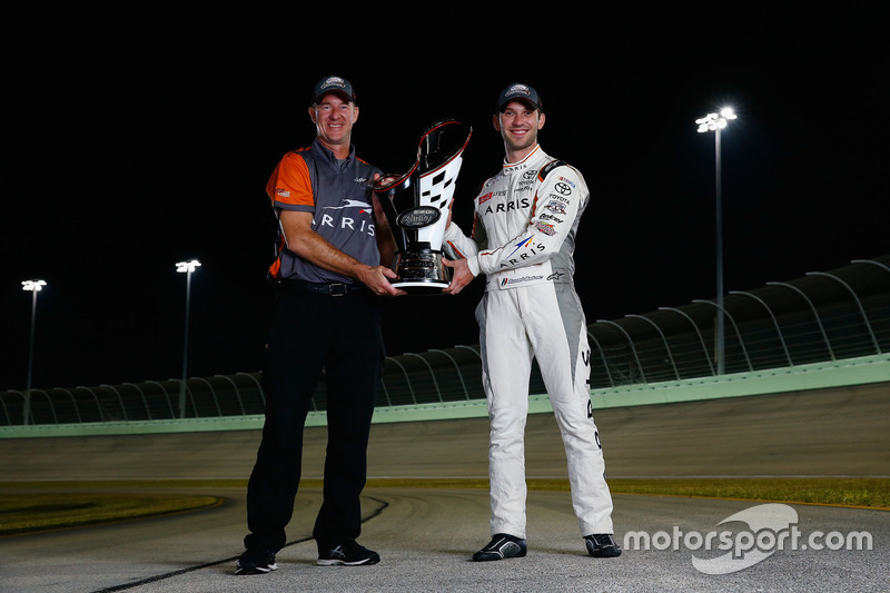 Campeón 2016 Daniel Suarez, Joe Gibbs Racing Toyota con su jefe de equipo Scott Graves