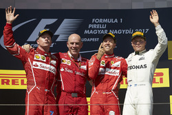 Победитель Себастьян Феттель, второе место – Кими Райкконен, Ferrari, третье место – Валттери Боттас, Mercedes AMG F1, старший инженер Ferrari Джок Клиа