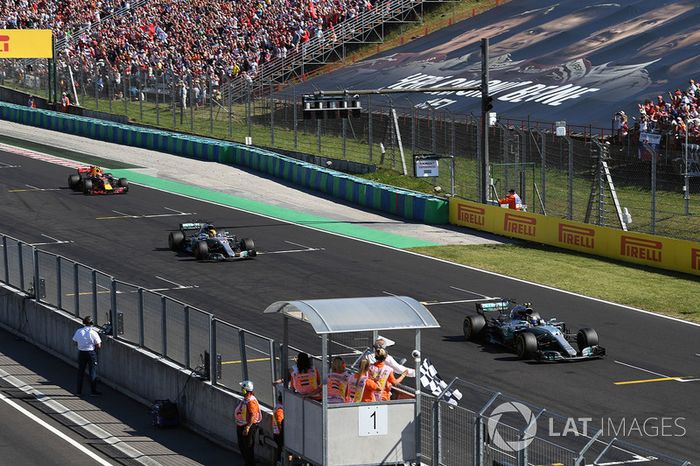 Já Hamilton cumpriu a promessa e devolveu o pódio para Bottas nos metros finais. 