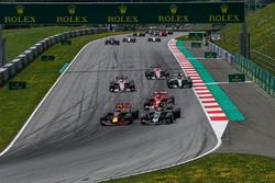 Daniel Ricciardo, Red Bull Racing RB13, Romain Grosjean, Haas F1 Team VF-17