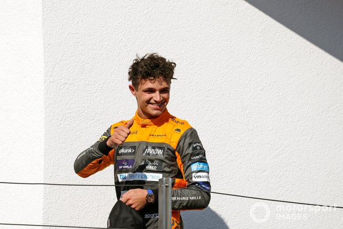 Lando Norris, McLaren, 2ª posición, en el podio