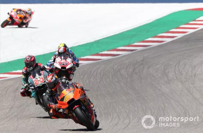 Lorenzo, al fondo, trazando líneas extrañas durante la carrera de Austin antes de que detuviera su moto