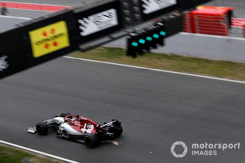 Kimi Raikkonen, Alfa Romeo Racing C38, fait des étincelles