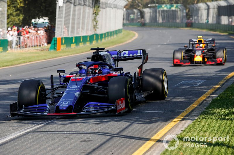 Daniil Kvyat, Toro Rosso STR14, precede Pierre Gasly, Red Bull Racing RB15