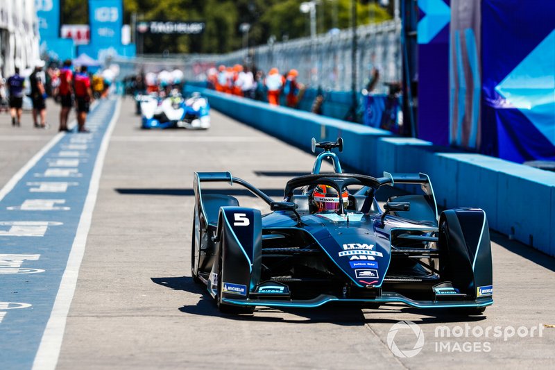 Stoffel Vandoorne, HWA Racelab, VFE-05, in pit lane