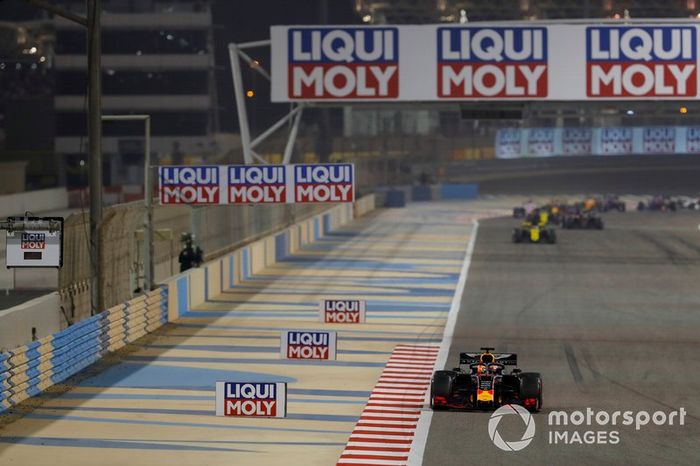 Max Verstappen, Red Bull Racing RB15, y Daniel Ricciardo, Renault R.S.19