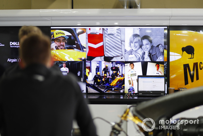 Des images de l'Histoire de McLaren, ici Fernando Alonso et James Hunt, dans le stand McLaren