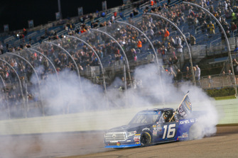 Yarış galibi Brett Moffitt, Hattori Racing Enterprises, Toyota Tundra AISIN Group