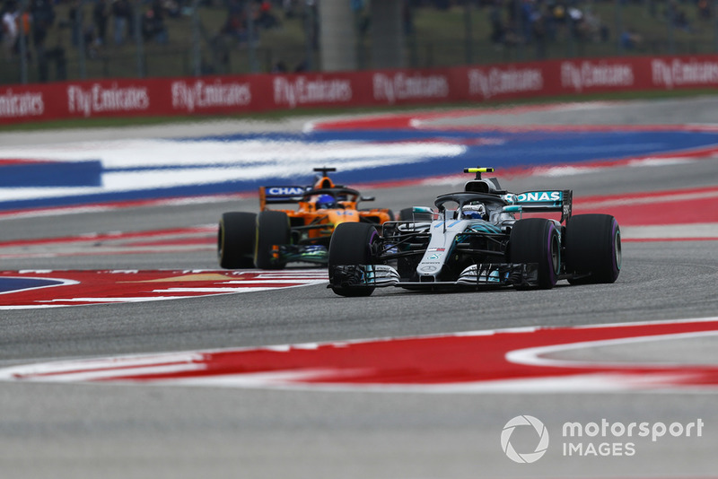 Valtteri Bottas, Mercedes AMG F1 W09 EQ Power+ y Fernando Alonso, McLaren MCL33