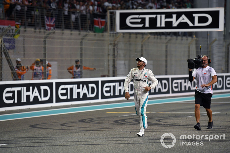 El ganador de la carrera Lewis Hamilton, Mercedes AMG F1 celebra en el Parc Ferme