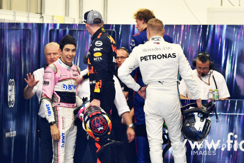 Max Verstappen, Red Bull Racing, oraz Esteban Ocon, Racing Point Force India, sprzeczają się po kolizji na torze podczas wyścigu