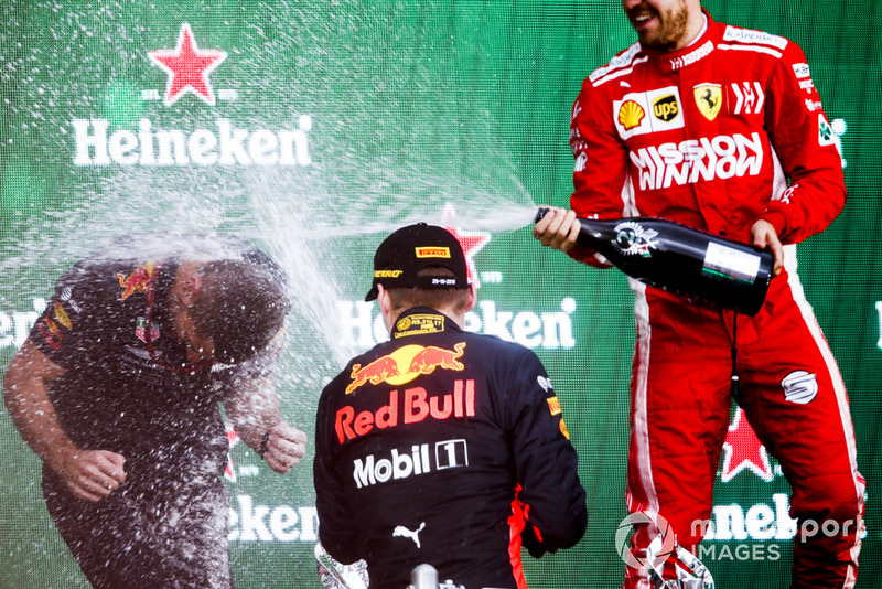 Le vainqueur Max Verstappen, Red Bull Racing, et le deuxième, Sebastian Vettel, Ferrari sur le podium avec le champagne