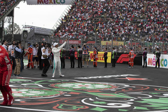 Lewis Hamilton, Mercedes AMG F1, festeggia nel parco chiuso
