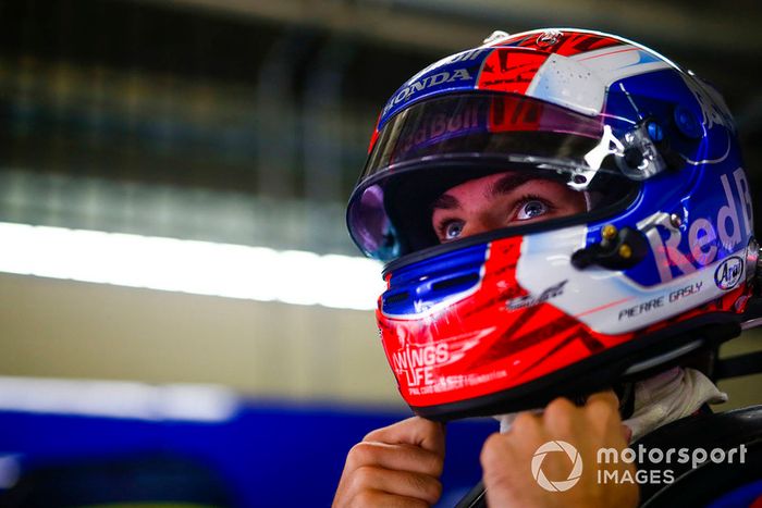 Pierre Gasly, Toro Rosso, ajusta su casco
