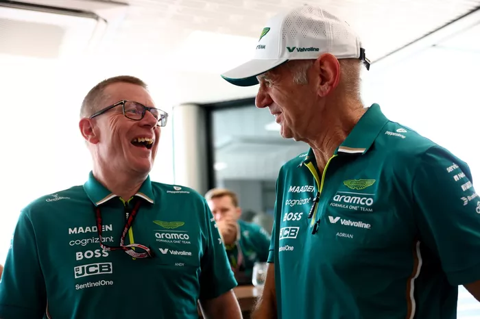 Andy Cowell, director del equipo y consejero delegado del grupo Aston Martin F1 Team, con Adrian Newey, socio técnico de Aston Martin F1.