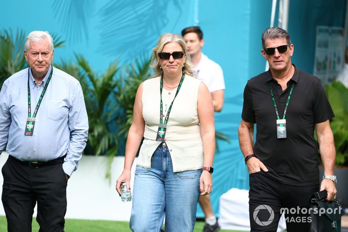 Pat Symonds, asesor ejecutivo de ingeniería del equipo Cadillac de Fórmula 1, y Graeme Lowdon, director del equipo Cadillac de Fórmula 1.