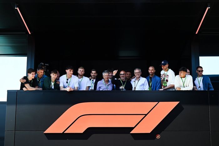 Stefano Domenicali, Consejero Delegado del Formula One Group, con los jugadores del Bolonia FC.