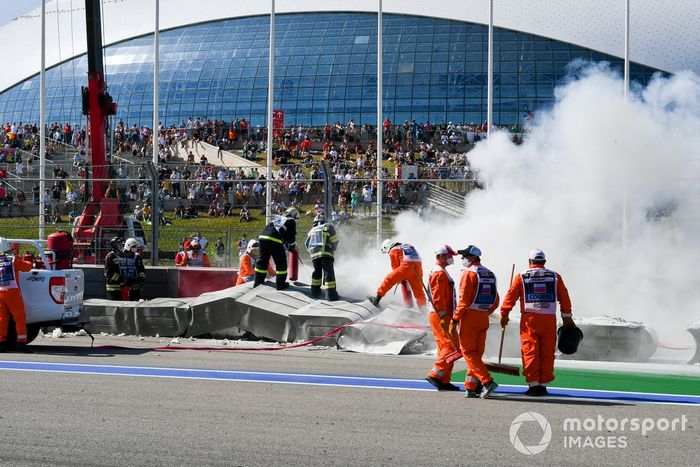 Los comisarios recuperan el coche de Jack Aitken, Campos Racing, tras su accidente con Luca Ghiotto, Hitech Grand Prix 