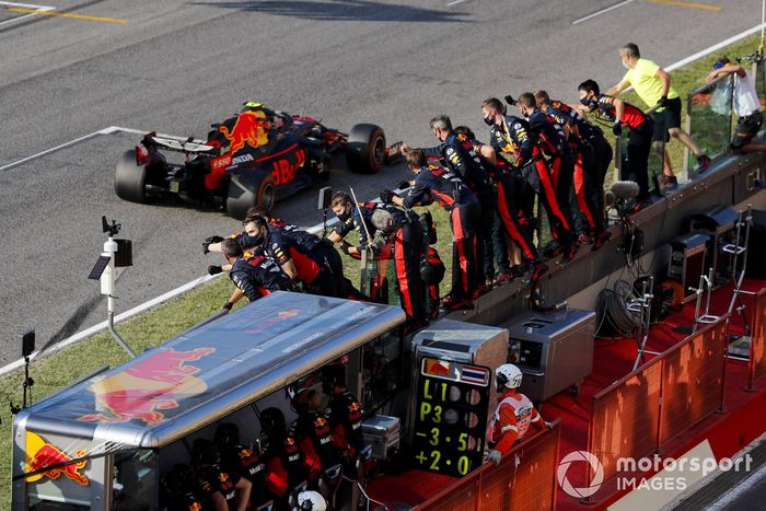 Tercer lugar Alex Albon, Red Bull Racing RB16 cruza la meta