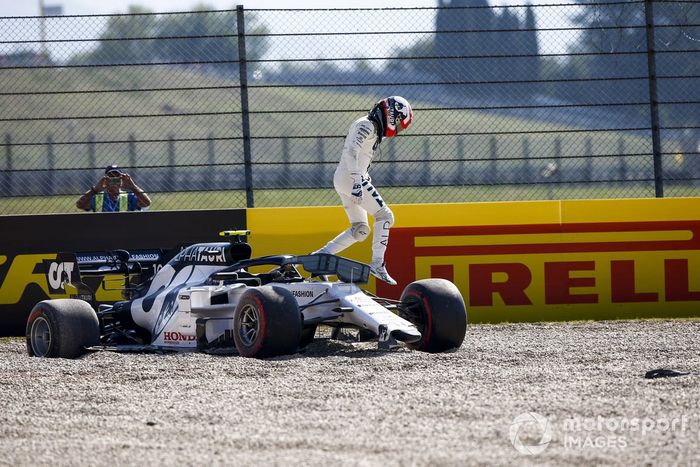 Pierre Gasly, AlphaTauri, sale de su monoplaza después de un incidente en la primera vuelta