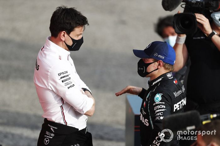 Segundo lugar Valtteri Bottas, Mercedes-AMG F1, y Toto Wolff, Director Ejecutivo Mercedes AMG