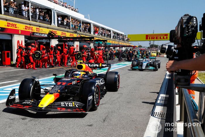 Sergio Pérez, Red Bull Racing RB18, George Russell, Mercedes W13, en el pit lane
