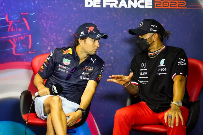Sergio Pérez, Red Bull Racing, y Lewis Hamilton, Mercedes-AMG