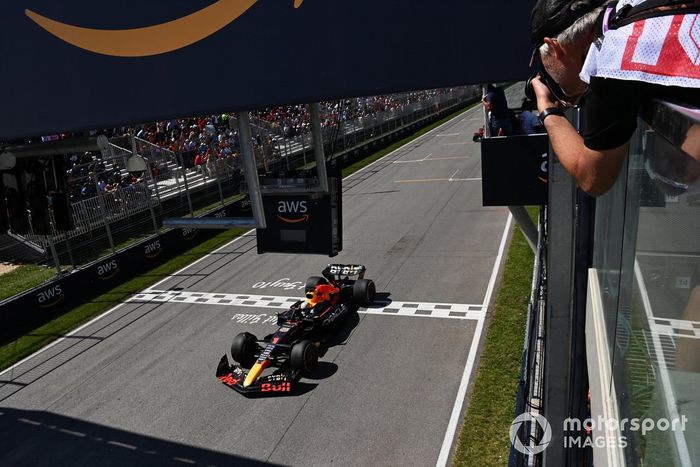 Max Verstappen, Red Bull Racing RB18, cruza la línea de meta