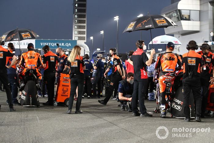 Equipo KTM Tech3 en la parrilla