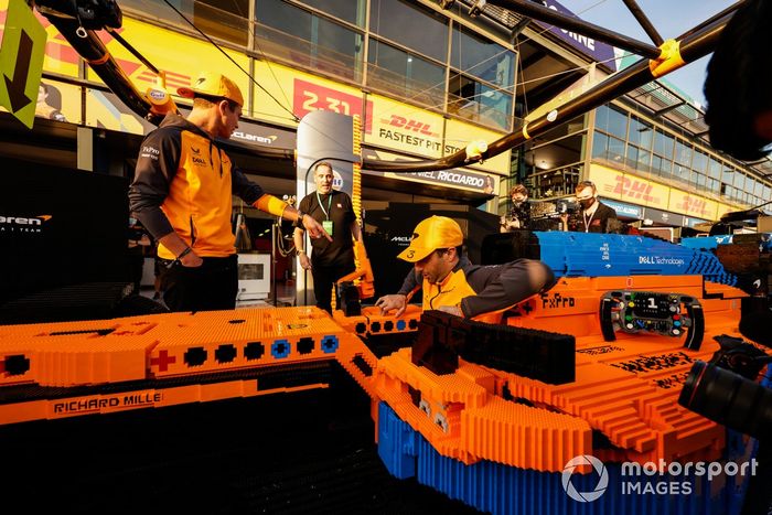 Daniel Ricciardo, McLaren, Lando Norris, McLaren, con un coche de Lego