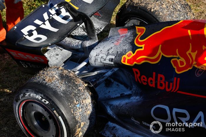 El coche de Max Verstappen, el RB18 de Red Bull Racing, con retardante de fuego tras su retirada y un incendio