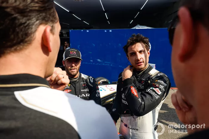 Sam Bird, Jaguar Racing, 3ª posición, Mitch Evans, Jaguar Racing , 1ª posición, con James Barclay, Director del equipo, Jaguar TCS Racing