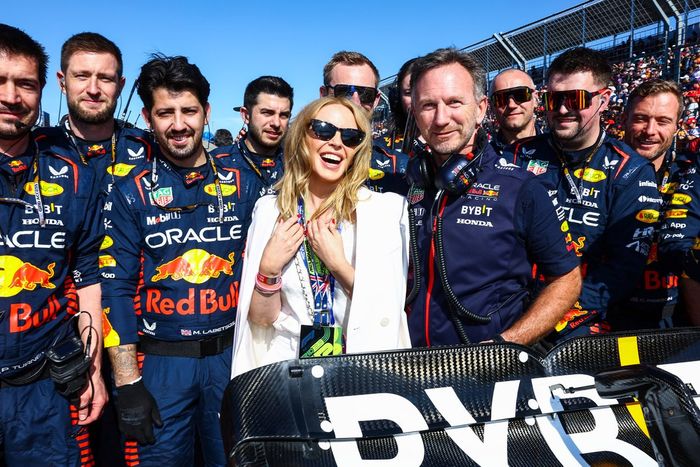 Christian Horner, director del equipo Red Bull Racing, con Kylie Minogue y otros miembros del equipo en la parrilla de salida