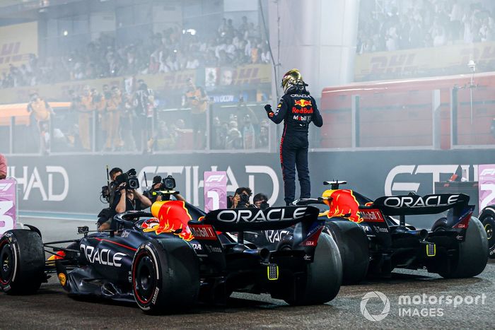 Max Verstappen, Red Bull Racing, 1ª posición, celebra al final de la carrera
