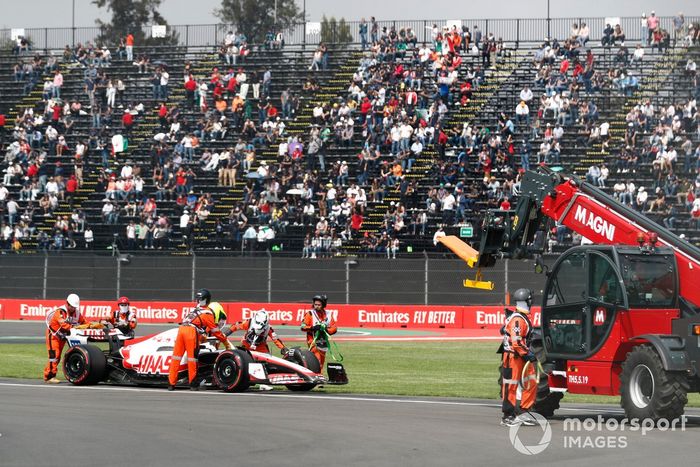 Oficiales de pista retiran el coche de Pietro Fittipaldi, Haas VF-22, tras un problema técnico en la FP1