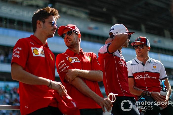 Charles Leclerc, Ferrari, Sebastian Vettel, Ferrari, Antonio Giovinazzi, Alfa Romeo Racing, e Kimi Raikkonen, Alfa Romeo Racing