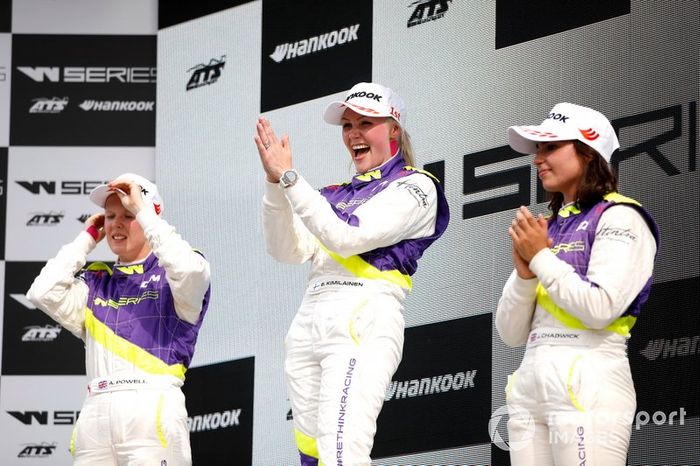 Podio: ganadora Emma Kimilainen, la segunda Alice Powell y el tercera Jamie Chadwick.