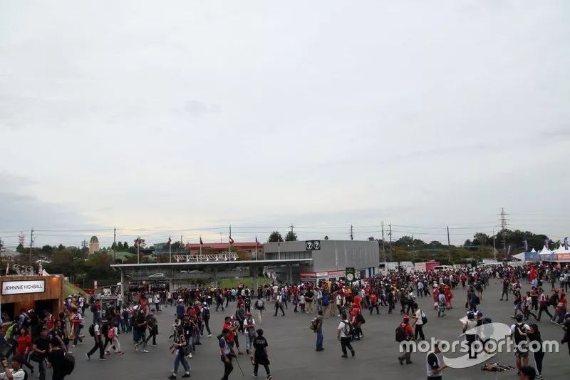 Fans salen del circuito de Suzuka 