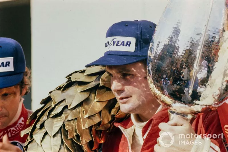 1977: Alan Jones gana el Gran Premio de Austria en Spielberg, pero no recibe el himno australiano. ¡Por fin alguien toca 