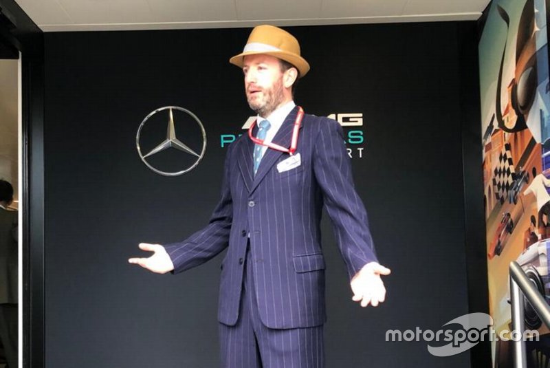 Un membro del team Mercedes con abiti del 1954