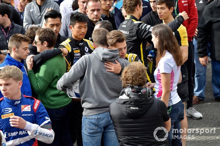 Hermano de Anthoine Hubert, abraza a Max Fewtrell, ART Grand Prix
