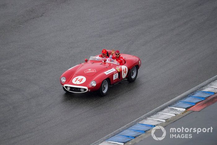 Sebastian Vettel, Ferrari, en el desfile