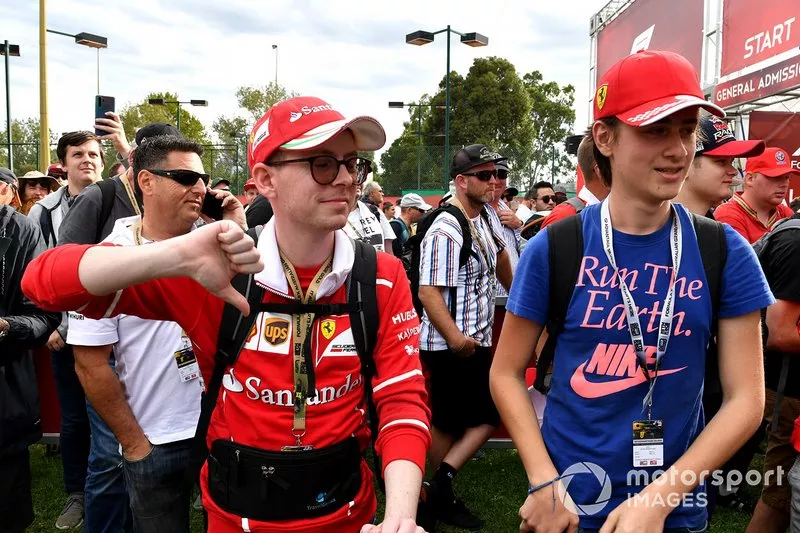 Los espectadores muestran su reacción ante la noticia de la cancelación del Gran Premio