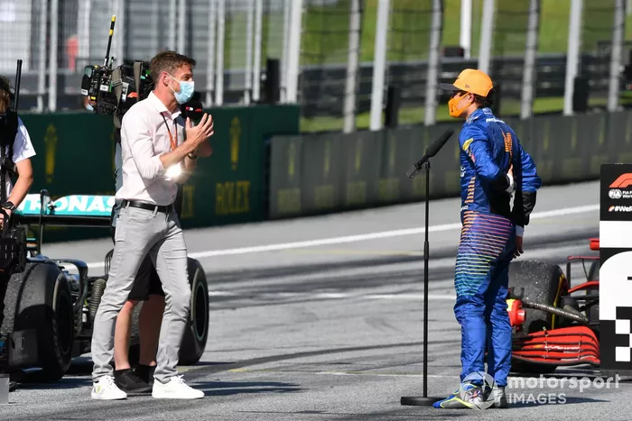 Lando Norris, McLaren, habla con el experto de TV Jenson Button en la red