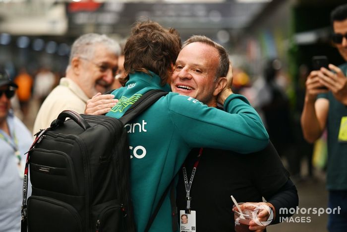 Fernando Alonso, Aston Martin F1 Team, abrazos Rubens Barrichello, ex piloto de Fórmula Uno