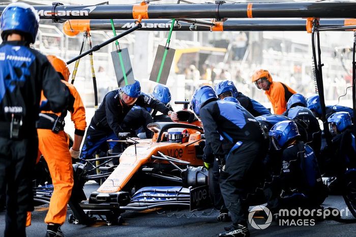 Carlos Sainz Jr., McLaren MCL34 pit stop 