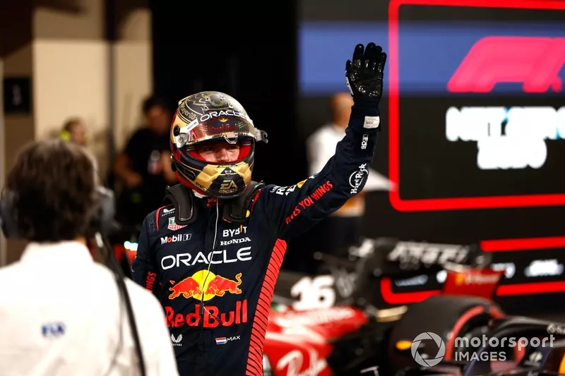 Il poleman Max Verstappen, Red Bull Racing, arriva al Parco delle Ferme