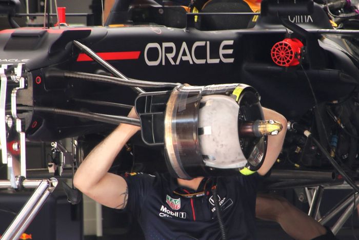 Detalle de los frenos delanteros del Red Bull Racing RB16B 