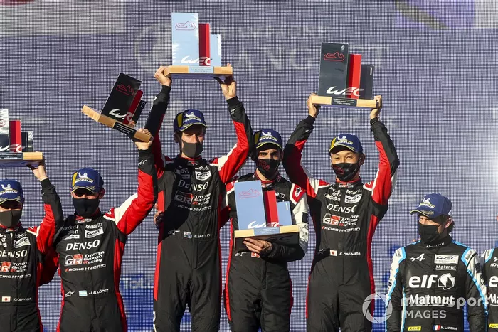 Podio: ganadores de la carrera Sebastien Buemi, Kazuki Nakajima, Brendon Hartley, Toyota Gazoo Racing