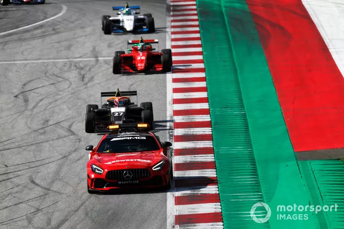 El Safety Car al frente de Alice Powell, Sarah Moore, Beitske Visser